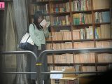 新人 古書店で立ち読みしている眼鏡っ娘インキャJDをナンパしたら、官能小説でオナニーしてる隠れ巨乳で大量潮吹く変態ちゃんだった件 ひなちゃん